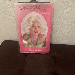 # 0633**Marilyn Monroe Glamorous Platinum Wig